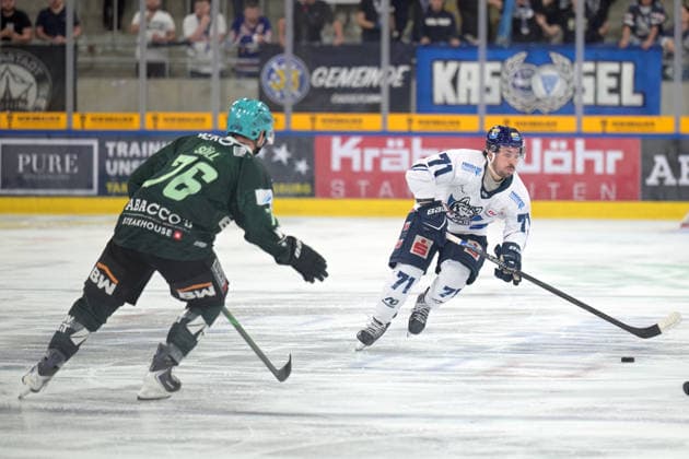 Tristan Keck (EC Kassel Huskies), No. 71, battling for the puck against Maximilian Soell (Bietigheim Steelers), No. 76; Bietigheim Steelers vs. EC Kassel Huskies, ice hockey, DEL 2, Game 6 of the regular season, 2026–2027 season, October 4, 2026 Bietigheim Steelers vs. EC Kassel Huskies, Ice Hockey, DEL 2, Game 6 of the regular season, 2026–2027 season, October 4, 2026, Bietigheim Copyright: xEibner-Pressefotox EP_TBR
