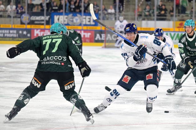 Chris Wilkie (EC Kassel Huskies, 84) battles for the puck against Arne Uplegger (Bietigheim Steelers, 77). Bietigheim Steelers vs. EC Kassel Huskies, ice hockey, DEL 2, Game 6 of the regular season, 2026–2027 season, October 4, 2026 Bietigheim Steelers vs. EC Kassel Huskies, Ice Hockey, DEL 2, Game 6 of the regular season, 2026–2027 season, October 4, 2026, Bietigheim Copyright: xEibner-Pressefotox EP_TBR