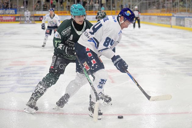 Chris Wilkie (EC Kassel Huskies, 84) battles for the puck against Arne Uplegger (Bietigheim Steelers, 77). Bietigheim Steelers vs. EC Kassel Huskies, ice hockey, DEL 2, Game 6 of the regular season, 2026–2027 season, October 4, 2026 Bietigheim Steelers vs. EC Kassel Huskies, Ice Hockey, DEL 2, Game 6 of the regular season, 2026–2027 season, October 4, 2026, Bietigheim Copyright: xEibner-Pressefotox EP_TBR