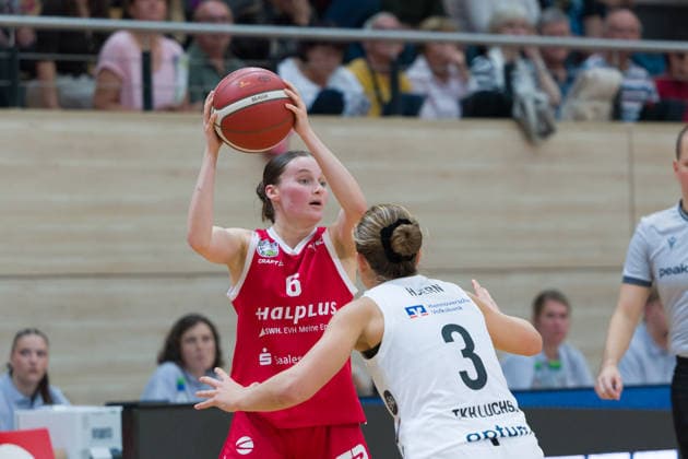 Nicole Brochlitz (Lions), 6, Lovisa Hjern (Luchse), 3, Halfit Lions vs. TK Hannover Luchse, Women s Basketball, 1st Bundesliga, DBBL, Matchday 1 of the 2026–27 season, April 10, 2026, SWH Arena, Saxony-Anhalt, Germany