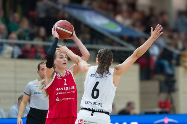 Lee Volker (Lions), 1, Theresa Simon (Luchse), 6, halfit Lions vs. TK Hannover Luchse, Women s Basketball, 1st Bundesliga, DBBL, Matchday 1 of the 2026–27 season, April 10, 2026, SWH Arena, Saxony-Anhalt, Germany