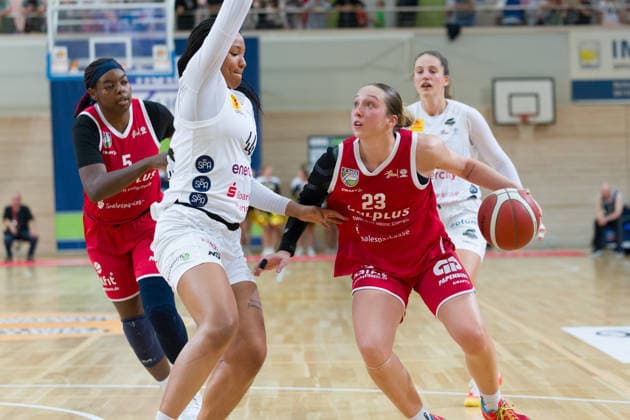 Khalis Cain (Lions, 5), Alyssa Brown (Luchse, 44), Jordan King (Lions, 23), Halfit (Lions) vs. TK Hannover Luchse, Women s Basketball, 1st Bundesliga, DBBL, Matchday 1 of the 2026–27 season, April 10, 2026, SWH Arena, Saxony-Anhalt, Germany
