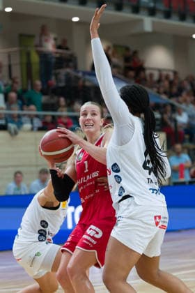Lee Volker (Lions), 1, Alyssa Brown (Luchse), 44, Halfit Lions vs. TK Hannover Luchse, Women s Basketball, 1st Bundesliga, DBBL, Matchday 1 of the 2026–27 season, April 10, 2026, SWH Arena, Saxony-Anhalt, Germany