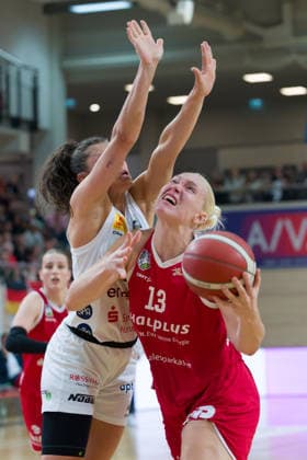 Theresa Simon Luchse, 6, Marta Miscenko Lions, 13, halfit Lions vs. TK Hannover Luchse, Women s Basketball, 1st Bundesliga, DBBL, Matchday 1 of the 2026–27 season, April 10, 2026, SWH Arena, Saxony-Anhalt, Germany