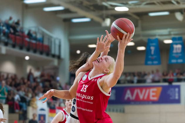 Theresa Simon Luchse, 6, Marta Miscenko Lions, 13, halfit Lions vs. TK Hannover Luchse, Women s Basketball, 1st Bundesliga, DBBL, Matchday 1 of the 2026–27 season, April 10, 2026, SWH Arena, Saxony-Anhalt, Germany