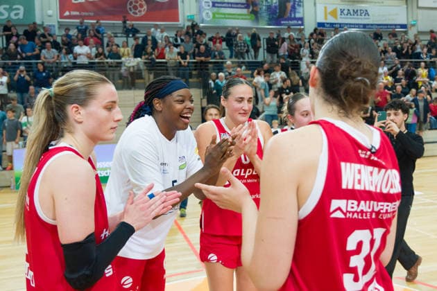 Lions celebrate after their 81-79 home victory; Lions vs. TK Hannover Luchse, Women s Basketball, 1st Bundesliga, DBBL, Matchday 1 of the 2026-27 season, April 10, 2026, SWH Arena, Halle, Saxony-Anhalt, Germany
