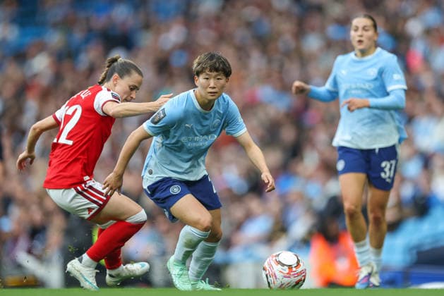RECORD DATE NOT STATED 4th October 2026; Etihad Stadium, Manchester, England; Womens Super League Football, Manchester City versus Arsenal; Aoba Fujino of Manchester City controls the ball whilst under pressure from Ona Batlle of Arsenal AidanxHunter
