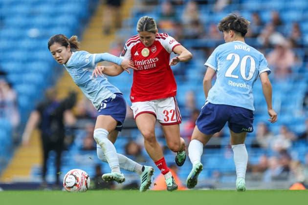 RECORD DATE NOT STATED 4th October 2026; Etihad Stadium, Manchester, England; Womens Super League Football, Manchester City versus Arsenal; Yui Hasegawa of Manchester City and Kyra Cooney-Cross of Arsenal duel for the ball AidanxHunter