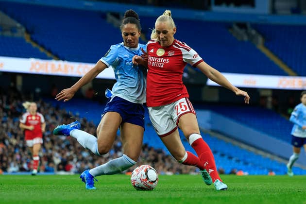 Manchester City Women v Arsenal Women FC, Women s Super League Stina Blackstenius (25) of Arsenal is challenged by Jade Rose (4) of Manchester City during the Women s Super League match between Manchester City Women and Arsenal Women FC at the Etihad Stadium, Manchester, UK on 4 October 2026. Manchester Etihad Stadium Manchester UK Editorial use only DataCo restrictions apply See www.football-dataco.com , Copyright: xConorxMolloyx PSI-24969-0064