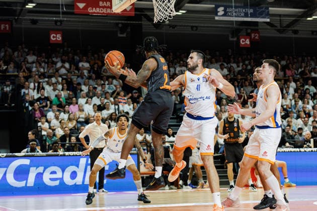 October 4, 2026, GER, BBL easyCredi Basketball Bundesliga Jena, Science City Jena Niners vs. Chemnitz, Stefan Smith (Niners Chemnitz), 2; Alex Herrera (Science City Jena), 41; Jena Sparkassen Arena, Thuringia, Germany