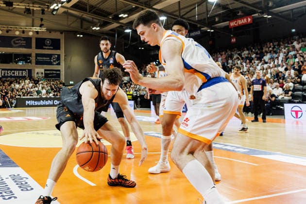 October 4, 2026, GER, BBL easyCredi Basketball Bundesliga Jena, Science City Jena Niners vs. Chemnitz, Jannis von Seckendorff (Niners Chemnitz), 90, Christian Skladanowski (Science City Jena), 10, Jena Sparkassen Arena, Thuringia, Germany