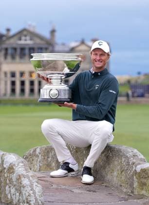 Champion golfer Adrian Meronk sits on the Swilken Bridge with the Alfred Dunhill Links Championship trophy. Alfred Dunhill Links Championship, Golf, Round 4, Old Course St Andrews, Scotland, UK, Scotland, UK - 04 Oct 2026 Scotland United Kingdom  Copyright: xStuartxWallace Shutterstockx 17185560d