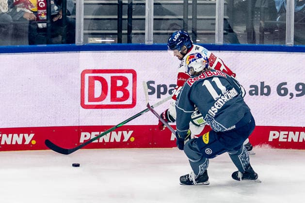 Battle for the Puck: Face-off between Felix Scheel of the Augsburger Panther, 54, and Markus Eisenschmid of EHC Red Bull Munich, 11 (GER), EHC Red Bull Munich vs. Augsburger Panther, DEL, 2026–2027 season, Matchday 6, October 4, 2026 Photo: HMB Media, Franz Feiner Copyright: HMBxMedia FranzxFeiner