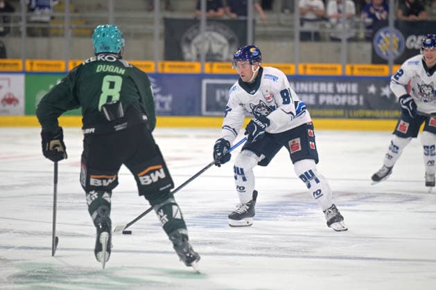 Chris Wilkie (EC Kassel Huskies), No. 84, battling for the puck against Jack Dugan (Bietigheim Steelers), 08 Bietigheim Steelers vs. EC Kassel Huskies, Ice Hockey, DEL 2, 06 Regular Season Game, 2026–2027 Season, October 4, 2026 Bietigheim Steelers vs. EC Kassel Huskies, Ice Hockey, DEL 2, 06 Regular Season Game, 2026–2027 Season, October 4, 2026, Bietigheim Copyright: xEibner-Pressefotox EP_TBR