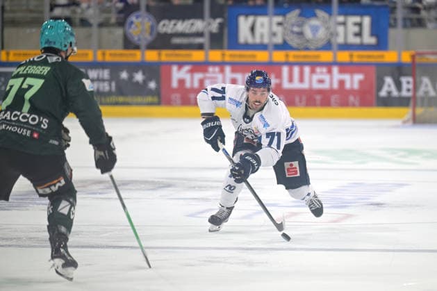 Tristan Keck (EC Kassel Huskies, 71) battles for the puck against Arne Uplegger (Bietigheim Steelers, 77) Bietigheim Steelers vs. EC Kassel Huskies, Ice Hockey, DEL 2, Game 6 of the regular season, 2026–2027 season, October 4, 2026 Bietigheim Steelers vs. EC Kassel Huskies, ice hockey, DEL 2, Game 6 of the regular season, 2026–2027 season, October 4, 2026, Bietigheim Copyright: xEibner-Pressefotox EP_TBR