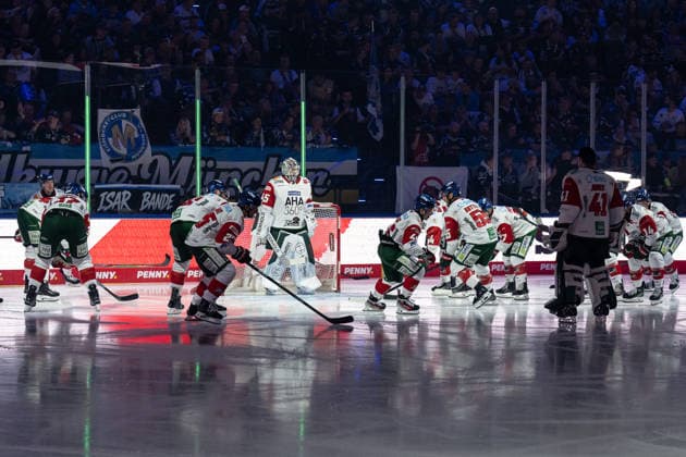 The Augsburg players rally around Tobias Ancicka, goalie for the Augsburg Panthers, age 45, in preparation for the upcoming game: GER, EHC Red Bull Munich vs. Augsburg Panthers, DEL, 2026–2027 season, Matchday 6, October 4, 2026. Photo: HMB Media, Heike Feiner Copyright: HMBxMedia HeikexFeiner