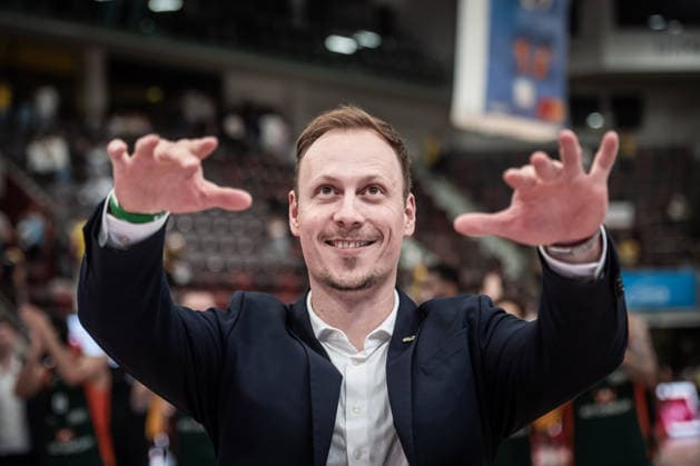 Jacques Schneider, VET CONCEPT Gladiators Trier, Head Coach; Greetings to the fans, good spirits, smiles; GER; MHP Riesen Ludwigsburg vs. VET CONCEPT Gladiators Trier; Basketball Bundesliga; easycredit BBL; Matchday 4, 2026–2027 season, October 4, 2026 GER, MHP Riesen Ludwigsburg vs. VET CONCEPT Gladiators Trier, Basketball Bundesliga, easycredit BBL, Matchday 4, 2026–2027 season, October 4, 2026 Ludwigsburg Copyright: xSandyxDinkelackerx EP_SDR