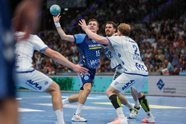 Simone Mengon, TVB Stuttgart, No. 15, attempting a shot (GER), TVB Stuttgart vs. TBV Lemgo Lippe, Handball, Opel Handball Bundesliga, Matchday 6, 2026–2027 season, October 4, 2026, GER, TVB Stuttgart vs. TBV Lemgo Lippe, Handball, Opel Handball Bundesliga, Matchday 6, 2026–2027 season, October 4, 2026, Stuttgart Copyright: xEibner-Pressefoto SoerenxHerwegx EP_SHG