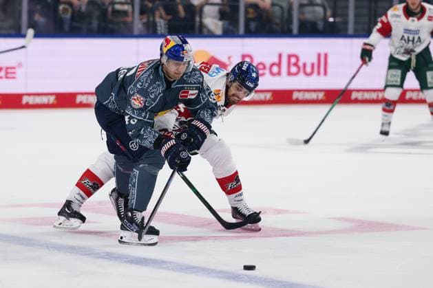 One-on-one, action, featuring Lucas Thaler (48, EHC Red Bull Munich) and Felix Scheel (54, Augsburger Panther), EHC Red Bull Munich vs. Augsburger Panther, Matchday 6, Ice Hockey, Penny DEL, October 3, 2026, Munich, Bavaria, Germany Copyright: xkolbert-press ChristianxKolbertx