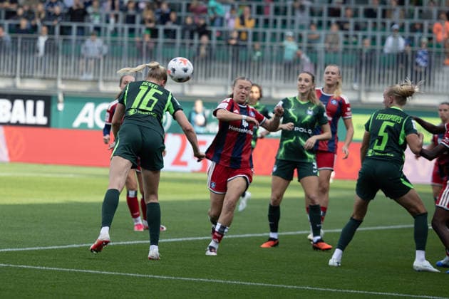 Soccer I Women s I 2026–2027 Season I Bundesliga I VfL Wolfsburg vs. Hamburger SV I October 4, 2026 Camilla Küver, 16, VfL Wolfsburg, heads the ball toward the goal in the penalty area at Wolfsburg s AOK Stadium in Lower Saxony, Germany Copyright: xLobeca CedricxSiefkerx