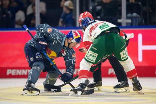 Ice Hockey, DEL, 20261004, EHC Red Bull Munich vs. Augsburg Panthers. Pictured, from left: Brady Ferguson (Munich, 12) and Tim Wohlgemuth (Augsburg, 33). Munich, SAP Garden, Bavaria, Germany Copyright: Passion2Press MarkusxFischerx