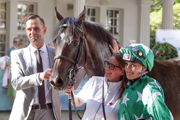 October 4, 2026, Düsseldorf, North Rhine-Westphalia, GER New Emerald with Sibylle Vogt and trainer Marcel Weiss after winning the Grand Prix of the State Capital Düsseldorf at the Düsseldorf Grafenberg Racetrack Horse, jockey, New Emerald, Vogt, victory, trainer, Weiss 261004SG796DUESSELDORF JPG