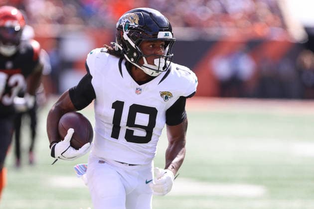 CINCINNATI, OH - OCTOBER 04: Jacksonville Jaguars wide receiver Josh Cameron (19) carries the ball during the game between the Jacksonville Jaguars and the Cincinnati Bengals at Paycor Stadium on October 4, 2026 in Cincinnati, OH. (Photo by Ian Johnson Icon Sportswire) NFL, American Football Herren, USA OCT 04 Jaguars at Bengals EDITORIAL USE ONLY Icon261004009