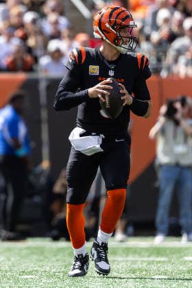NFL, American Football Herren, USA 2026: Jaguars Vs Bengals OCT 04 Oct 4, 2026; Cincinnati, OH, USA; Cincinnati Bengals quarterback Joe Burrow (9) sets in the pocket during NFL game action against the Jacksonville Jaguars at Paycor Stadium. Mandatory Credit: John Mersits-Cal Media (Credit Image: Â John Mersits Cal Sport Media) Cincinnati Oh USA EDITORIAL USE ONLY Copyright: xx ZUMA-20261004_zma_c04_021.jpg JohnxMersitsx csmphotothree530979