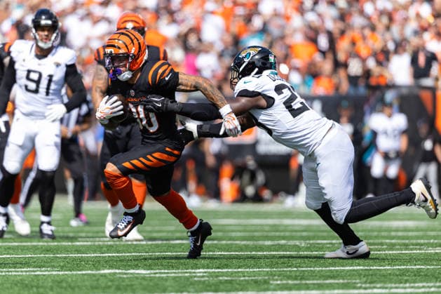 NFL, American Football Herren, USA 2026: Jaguars Vs Bengals OCT 04 Oct 4, 2026; Cincinnati, OH, USA; Cincinnati Bengals running back Chase Brown (30) runs with the ball as Jacksonville Jaguars safety Jalen Huskey (22) pursues during NFL game action at Paycor Stadium. Mandatory Credit: John Mersits-Cal Media (Credit Image: Â John Mersits Cal Sport Media) Cincinnati Oh USA EDITORIAL USE ONLY Copyright: xx ZUMA-20261004_zma_c04_016.jpg JohnxMersitsx csmphotothree530984