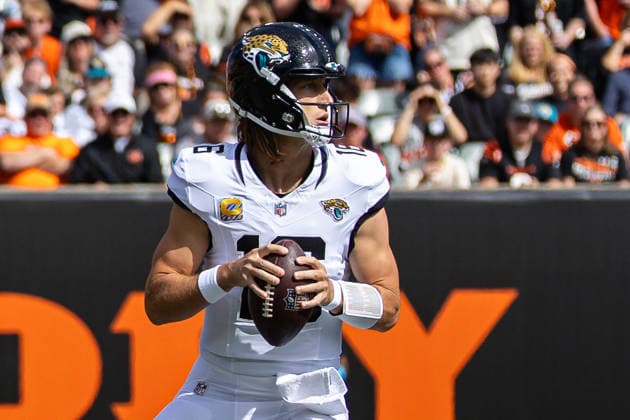 NFL, American Football Herren, USA 2026: Jaguars Vs Bengals OCT 04 Oct 4, 2026; Cincinnati, OH, USA; Jacksonville Jaguars quarterback Trevor Lawrence (16) sets in the pocket during NFL game action against the Cincinnati Bengals at Paycor Stadium. Mandatory Credit: John Mersits-Cal Media (Credit Image: Â John Mersits Cal Sport Media) Cincinnati Oh USA EDITORIAL USE ONLY Copyright: xx ZUMA-20261004_zma_c04_015.jpg JohnxMersitsx csmphotothree530985