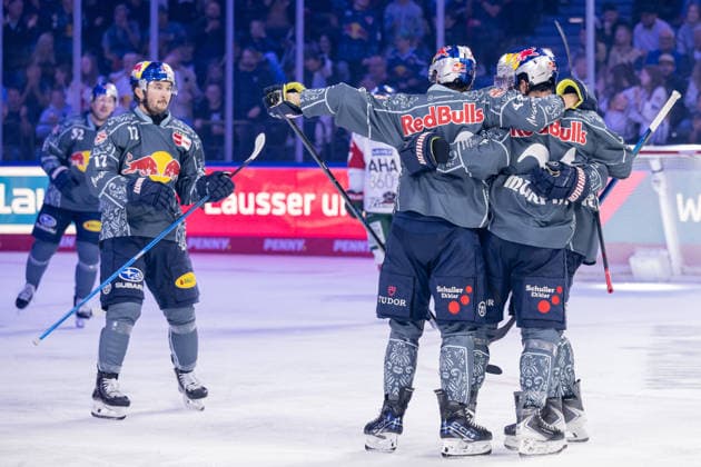The Munich fans celebrate with Ryan Murphy of EHC Red Bull Munich, 24, after his goal to make it 1–0 GER, EHC Red Bull Munich vs. Augsburger Panther, DEL, 2026–2027 season, Matchday 6, October 4, 2026. Photo: HMB Media, Heike Feiner Copyright: HMBxMedia HeikexFeiner