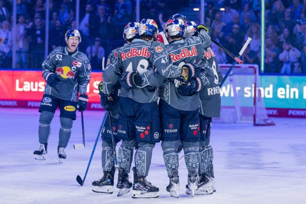 The Munich fans celebrate with Ryan Murphy of EHC Red Bull Munich, 24, after his goal to make it 1–0 GER, EHC Red Bull Munich vs. Augsburger Panther, DEL, 2026–2027 season, Matchday 6, October 4, 2026. Photo: HMB Media, Heike Feiner Copyright: HMBxMedia HeikexFeiner