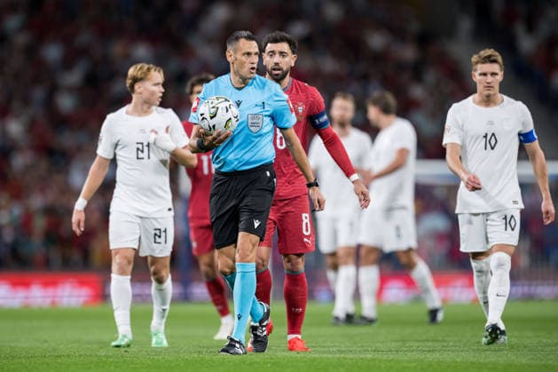 261004 Referee Maurizio Mariani and Bruno Fernandes of Portugal during the Nations League soccer match between Portugal and Norway on October 4, 2026 in Porto. Photo by Vegard Grott. BILDBYRAN code VG VG1020 bbeng soccer football soccer Nations League international match Norway Portugal bbeng soccer football soccer Nations League international match Norway Portugal  Copyright: VEGARDxGRoTT BB261004VG042