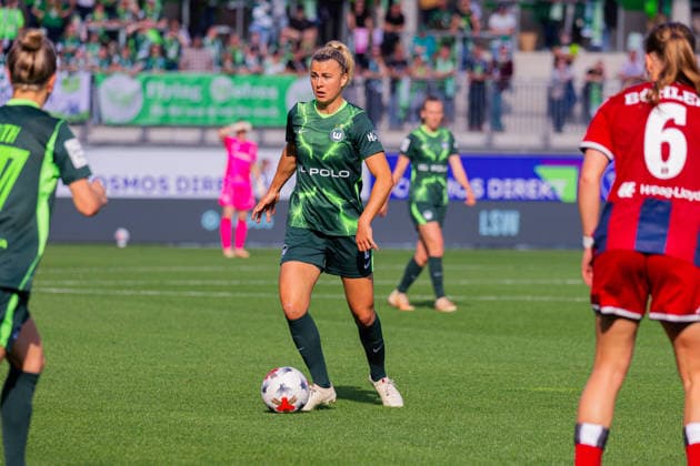 Women s Bundesliga, 2026–2027 Season, April 10, 2026, Matchday 6: VfL Wolfsburg vs. Hamburger SV, AOK Stadium, Wolfsburg, Lena Lattwein (VfL Wolfsburg), 8 on the ball Copyright: xMichellexLukax