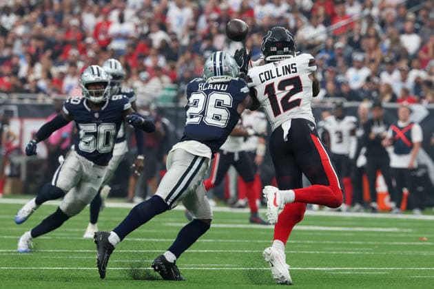 HOUSTON, TX - OCTOBER 04: Wide receiver Nico Collins 12 of the Houston Texans readies for a reception in front of cornerback Daron Bland 26 of the Dallas Cowboys during the NFL, American Football Herren, USA football game between the Houston Texans and Dallas Cowboys on October 4, 2026, at Reliant Stadium in Houston, TX. (Photo by David Buono Icon Sportswire) NFL: OCT 04 Cowboys at Texans EDITORIAL USE ONLY Icon241004022