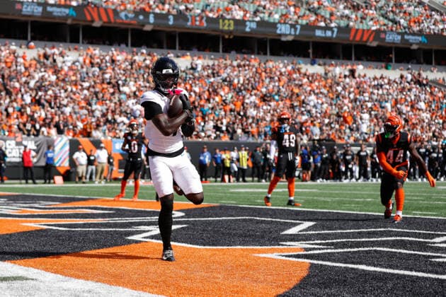 CINCINNATI, OH - OCTOBER 04: Jacksonville Jaguars wide receiver Brian Thomas Jr. (7) catches a touchdown during the game between the Jacksonville Jaguars and the Cincinnati Bengals at Paycor Stadium on October 4, 2026 in Cincinnati, OH. (Photo by Ian Johnson Icon Sportswire) NFL, American Football Herren, USA OCT 04 Jaguars at Bengals EDITORIAL USE ONLY Icon261004017
