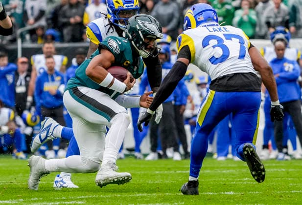 NFL, American Football Herren, USA 2026: Rams Vs Eagles OCT 04 October 4, 2026, Philadelphia, Pa, USA: Oct 4, 2026; Philadelphia, PA, USA; Philadelphia Eagles quarterback Jalen Hurts (1) slides after scrambling for yardage at Lincoln Financial Field. Mandatory Credit: Scott Serio-Cal Media(Credit Image: Scott Serio Cal Sport Media) Philadelphia Pa USA EDITORIAL USE ONLY Copyright: xx ZUMA-20261004_faf_cs17_155.jpg ScottxSeriox csmphotothree531001
