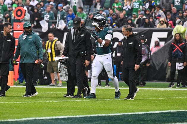 PHILADELPHIA, PA - OCTOBER 04: Philadelphia Eagles running back Saquon Barkley 26 is shown injured during the game between the Philadelphia Eagles and the Los Angeles Rams on October 4th, 2026 at Lincoln Financial Field in Philadelphia, PA. (Photo by Terence Lewis Icon Sportswire) NFL, American Football Herren, USA OCT 04 Rams at Eagles EDITORIAL USE ONLY Icon261004009
