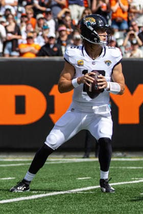 Oct 4, 2026; Cincinnati, OH, USA; Jacksonville Jaguars quarterback Trevor Lawrence (16) sets in the pocket during NFL, American Football Herren, USA game action against the Cincinnati Bengals at Paycor Stadium. Mandatory Credit: -Cal Media Cincinnati USA - ZUMAc04_ 20261004_zma_c04_024 Copyright: xJohnxMersitsx
