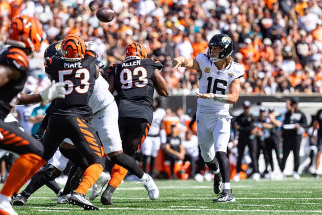 Oct 4, 2026; Cincinnati, OH, USA; Jacksonville Jaguars quarterback Trevor Lawrence (16) passes the ball during NFL, American Football Herren, USA game action against the Cincinnati Bengals at Paycor Stadium. Mandatory Credit: -Cal Media Cincinnati USA - ZUMAc04_ 20261004_zma_c04_027 Copyright: xJohnxMersitsx
