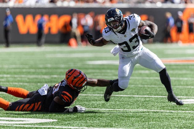 Oct 4, 2026; Cincinnati, OH, USA; Jacksonville Jaguars running back Bhayshul Tuten (33) runs with the ball during NFL, American Football Herren, USA game action against the Cincinnati Bengals at Paycor Stadium. Mandatory Credit: -Cal Media Cincinnati USA - ZUMAc04_ 20261004_zma_c04_031 Copyright: xJohnxMersitsx