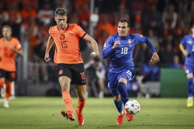 EINDHOVEN - (lr) Micky van de Ven of the Netherlands and Mihajlo Cvetkovic of Serbia during the UEFA Nations League match between the Netherlands and Serbia at the Philips Stadium on October 4, 2026 in Eindhoven, the Netherlands. KOEN VAN WEEL ANP xVIxANPxSportx xxANPxIVx 571518483 originalFilename: 571518483.jpg