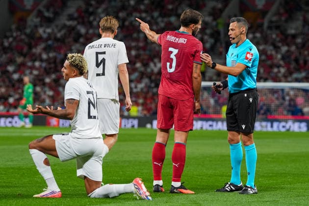 Soccer, Nations League Portugal vs. Norway, Nations League Porto, Portugal 20261004 Portugal s Ruben Dias protests to referee Maurizio Mariani during the international soccer match between Portugal and Norway in the Nations League at Estadio do Dragao. Photo: Lise Aserud, NTB, Porto, Portugal. EDITORIAL USE ONLY. RESTRICTED USE FOR BETTING COMPANIES  Copyright: xLisexAserudxx xNTBx