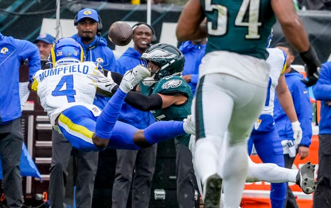 NFL, American Football Herren, USA 2026: Rams Vs Eagles OCT 04 October 4, 2026, Philadelphia, Pa, USA: Oct 4, 2026; Philadelphia, PA, USA; Philadelphia Eagles cornerback Michael Carter II (35) and Los Angeles Rams wide receiver Konata Mumpfield (4) fight for a pass at Lincoln Financial Field. Mandatory Credit: Scott Serio-Cal Media(Credit Image: Scott Serio Cal Sport Media) Philadelphia Pa USA EDITORIAL USE ONLY Copyright: xx ZUMA-20261004_faf_cs17_172.jpg ScottxSeriox csmphotothree531045