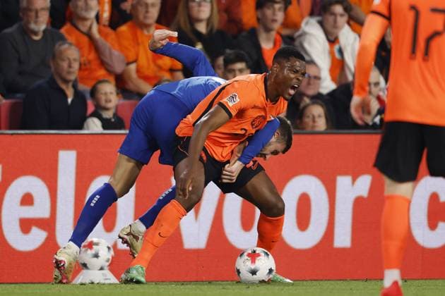 EINDHOVEN - (lr) Strahinja PavloviÄ‡ of Serbia, Denzel Dumfries of the Netherlands during the UEFA Nations League match between the Netherlands and Serbia at the Philips Stadium on October 4, 2026 in Eindhoven, the Netherlands. MAURICE VAN STEEN ANP UEFA Nations League 2026 27 xVIxANPxSportx xMauricexvanxSteenxIVx 571519289 originalFilename: 571519289.jpg