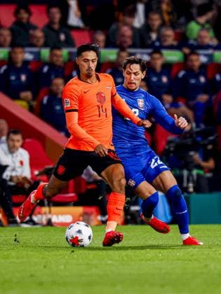 EINDHOVEN - Tijjani Reijnders of the Netherlands passes the ball under pressure from Sasa Lukic of Serbia during the UEFA Nations League match between the Netherlands and Serbia at the Philips Stadium on 04 October 2026 in Eindhoven, the Netherlands. MARCEL TER BALS ANP UEFA Nations League 2026 27 xVIxANPxSportx xMarcelxterxBalsxIVx 571519323 originalFilename: 571519323.jpg