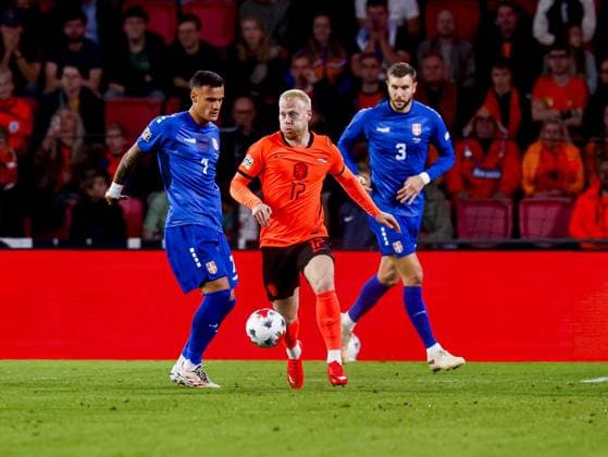 EINDHOVEN - Mexx Meerdink of the Netherlands dribbles with the ball under pressure from Aleksandar Stankovic of Serbia during the UEFA Nations League match between the Netherlands and Serbia at the Philips Stadium on 04 October 2026 in Eindhoven, the Netherlands. MARCEL TER BALS ANP UEFA Nations League 2026 27 xVIxANPxSportx xMarcelxterxBalsxIVx 571519357 originalFilename: 571519357.jpg