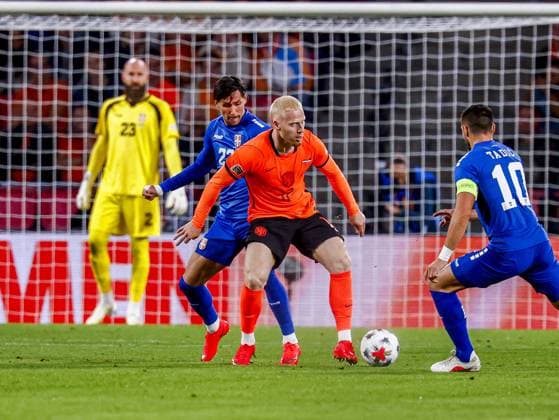 EINDHOVEN - Mexx Meerdink of the Netherlands dribbles with the ball under pressure from Sasa Lukic of Serbia during the UEFA Nations League match between the Netherlands and Serbia at the Philips Stadium on 04 October 2026 in Eindhoven, the Netherlands. MARCEL TER BALS ANP UEFA Nations League 2026 27 xVIxANPxSportx xMarcelxterxBalsxIVx 571519412 originalFilename: 571519412.jpg