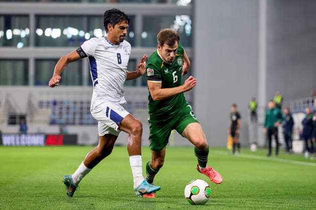 UEFA Nations League Group Stage, TSC Arena, BaÄka Topola, Serbia 4 10 2026 Republic of Ireland vs Israel Ireland s Jayson Molumby is pressured by Israel s Dor Peretz Jayson Molumby is pressured by Dor Peretz 4 10 2026  Copyright: xx RB2_0689