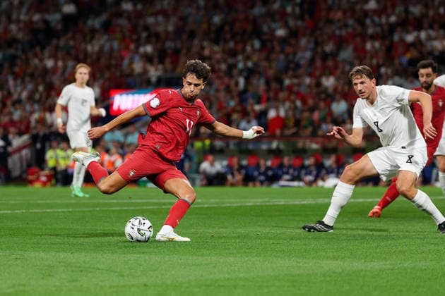 Porto, Portugal, October 4: João Félix (Portugal) and Sander Berge (Norway) battle for the ball during the UEFA Nations League 2026–27 group stage Matchday 4 game between Portugal and Norway at Estádio do Dragão in Porto, Portugal Copyright: HMBxMedia JoaquimxFerreira